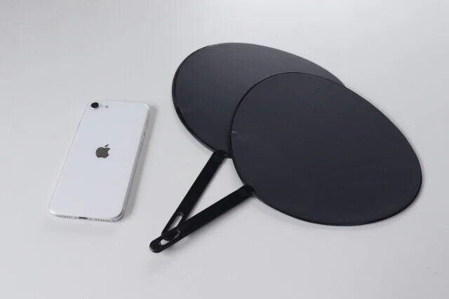 ダイソーのコンサート用うちわ（ブラック、2個）のサイズ感