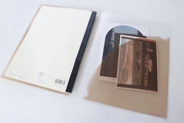 ダイソーのプリントが入れられるノートカバー（CIS、B5）のポケットの文房具を収納