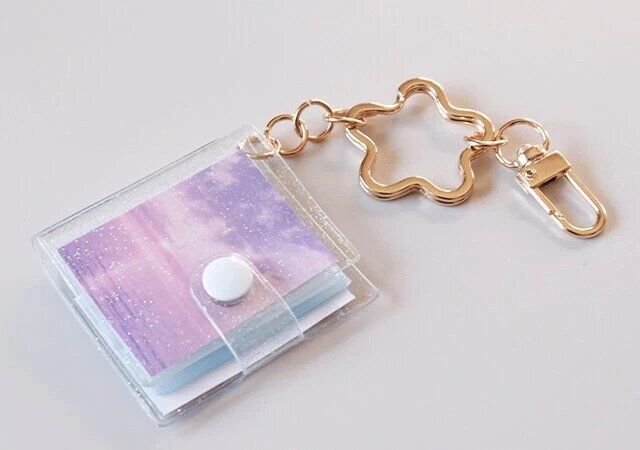 ダイソーのアルバムキーホルダー（3.3cm×4.3cm、16ポケット、星リング付）