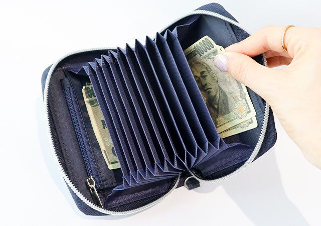 お札を折らずに収納可能