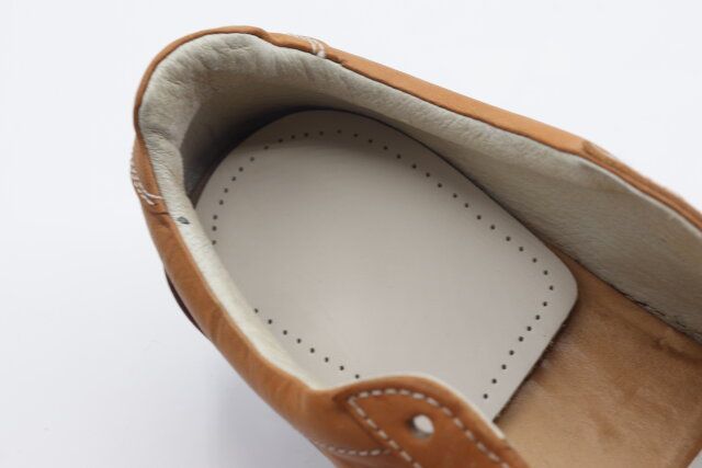 ダイソーのかかとを包み込む牛革パッド（メンズ、かかと用）