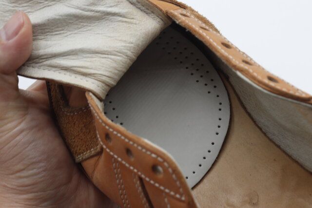 ダイソーのそのまま敷ける牛革パッド（メンズ、つま先用）