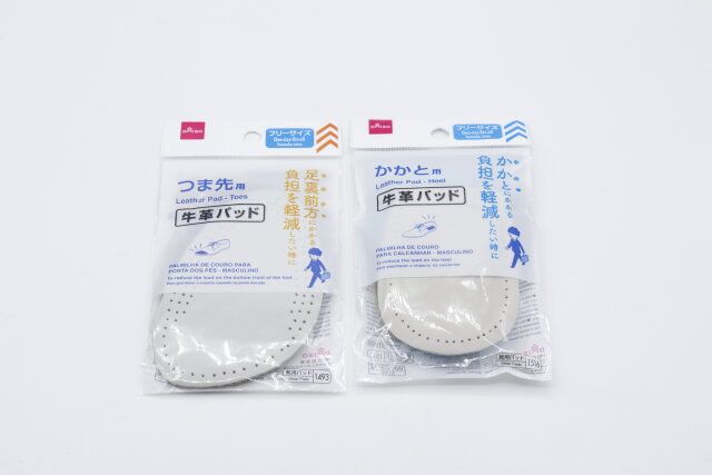 ダイソーの牛革パッド（メンズ、つま先用）と牛革パッド（メンズ、かかと用）のパッケージ