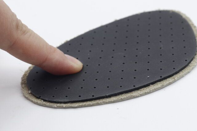ダイソーのフィットする牛革パッド（メンズ、つま先用）