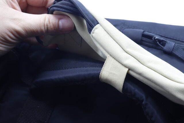 100均セリアのリュックに付けられるストラップポーチ