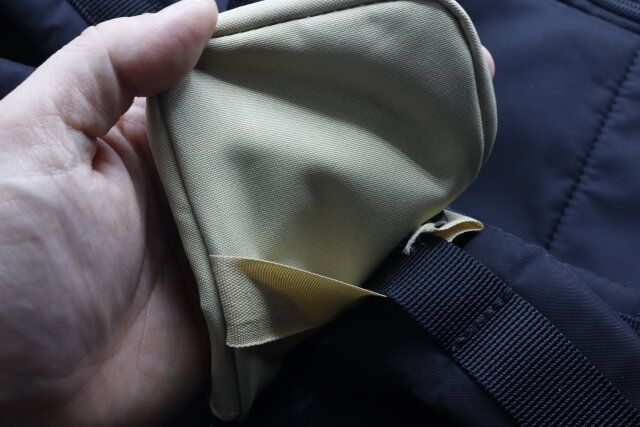 100均セリアのリュックに付けられるストラップポーチ