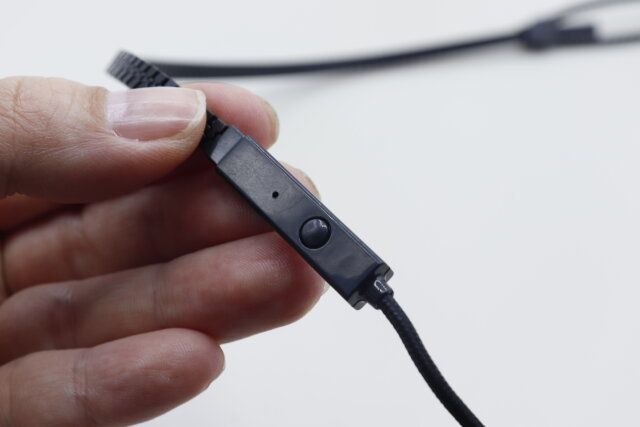 100均ダイソーの絡まりにくいイヤホン