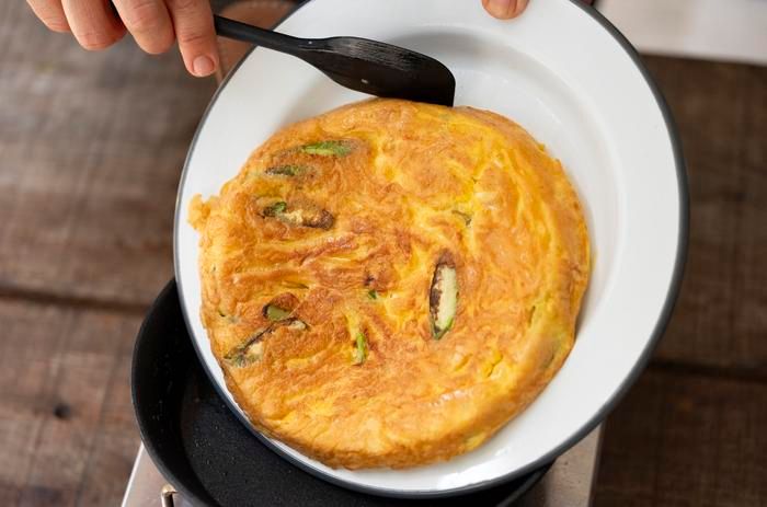 「アスパラとポテトチップスのトルティージャ 」を裏返す様子