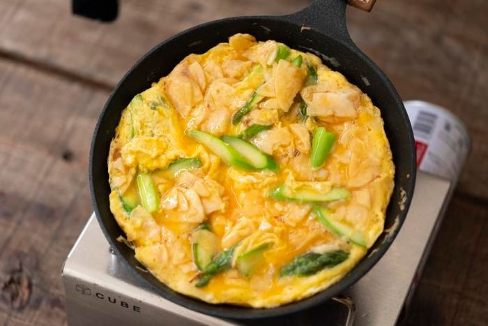 スキレットで「アスパラとポテトチップスのトルティージャ 」を焼いている様子