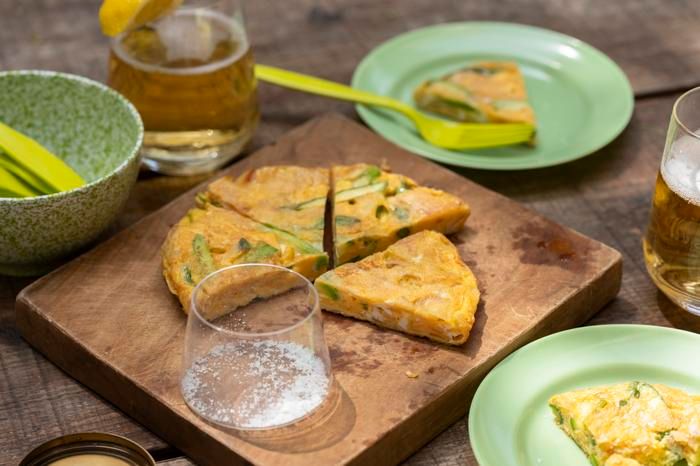 「アスパラとポテトチップスのトルティージャ 」とパナシェがテーブルに並んでいる様子