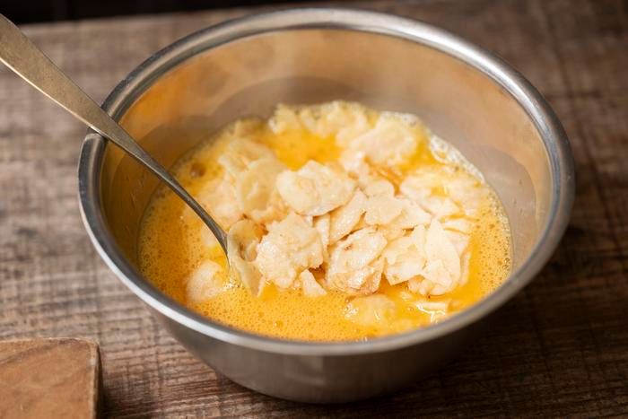 卵液にポテトチップスを加えた様子