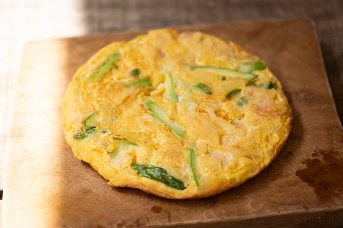 カッティングボードの上の「アスパラガスとポテトチップスのトルティージャ 」