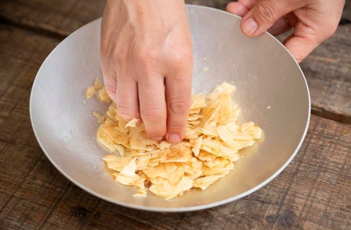 ポテトチップスに水を加えてふやかす様子