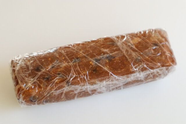 カフェモカクッキー レシピ クッキー生地をラップで包み棒状にまとめる