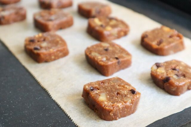 カフェモカクッキー レシピ 生地をカットしてオーブンで焼く