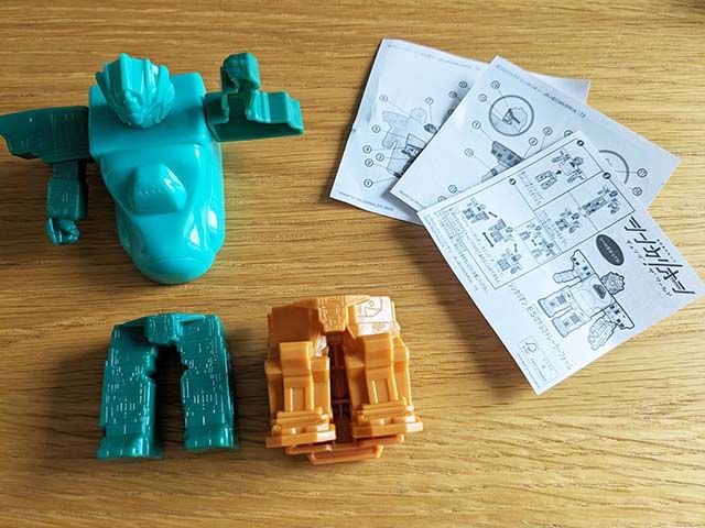 ハッピーセット®「シンカリオン チェンジ ザ ワール」の「シンカリオン E5はやぶさトレーラーフォーム」組み立て前