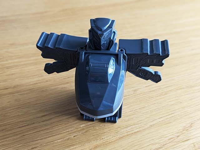 ハッピーセット®「シンカリオン チェンジ ザ ワール」の「ファントムシンカリオン」のパーツを引き出してる様子