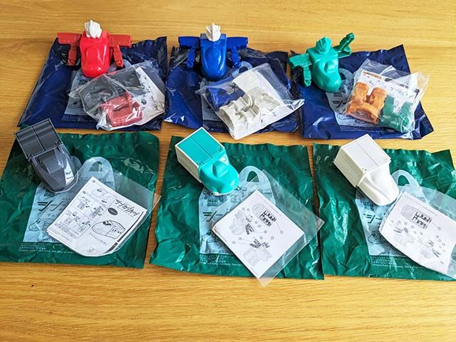 ハッピーセット®「シンカリオン チェンジ ザ ワール」のおもちゃがテーブルに並んでいる様子