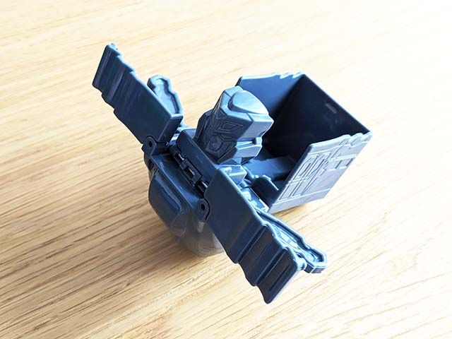 ハッピーセット®「シンカリオン チェンジ ザ ワール」の「ファントムシンカリオン」のパーツを引き出してる様子