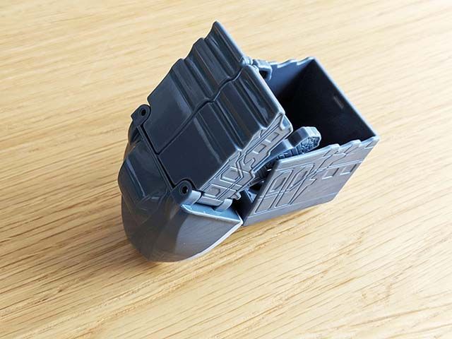 ハッピーセット®「シンカリオン チェンジ ザ ワール」の「ファントムシンカリオン」のパーツを引き出してる様子