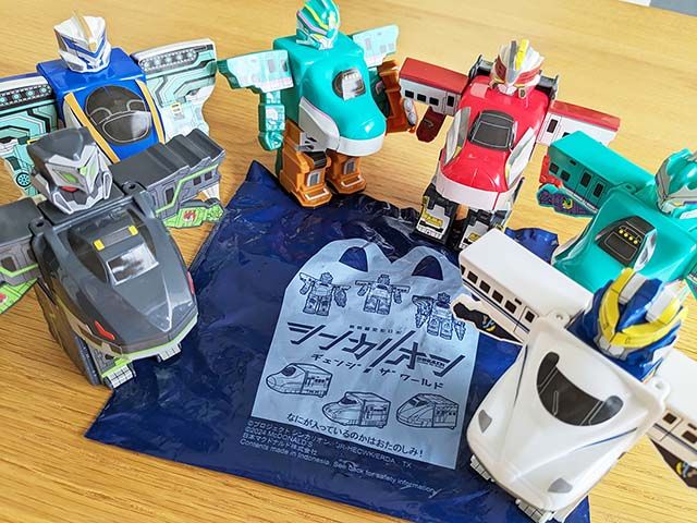 ハッピーセット®「シンカリオン チェンジ ザ ワール」のおもちゃがテーブルに並んでいる様子