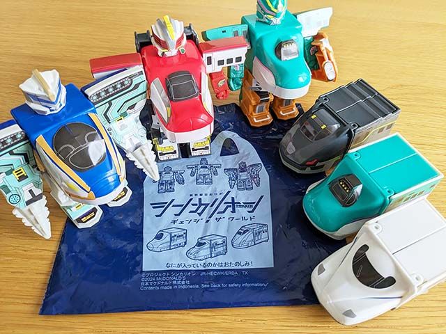 ハッピーセット®「シンカリオン チェンジ ザ ワール」のおもちゃがテーブルに並んでいる様子