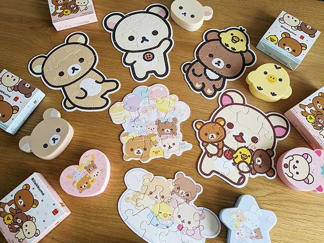 マクドナルド リラックマのハッピーセットのおもちゃ全種類がテーブルに並んでいる様子