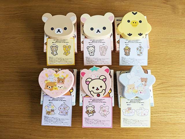 マクドナルド リラックマのハッピーセットのおもちゃ全種類がテーブルに並んでいる様子