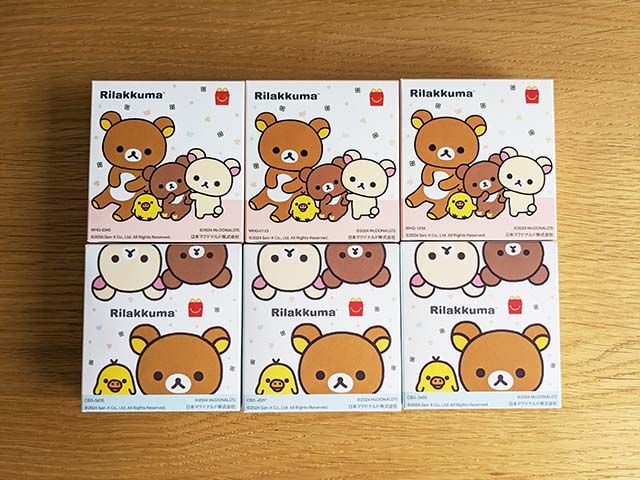 箱に入ったマクドナルド リラックマのハッピーセットのおもちゃ全種類がテーブルに並んでいる様子