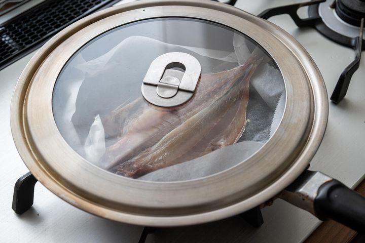 アジの干物を蒸し焼きにする