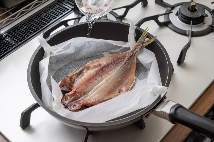 アジの干物を蒸し焼きにする