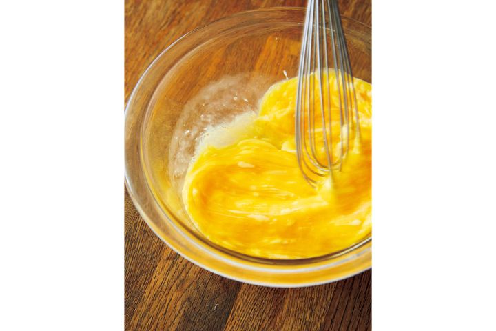 卵マヨネーズソースをつくる