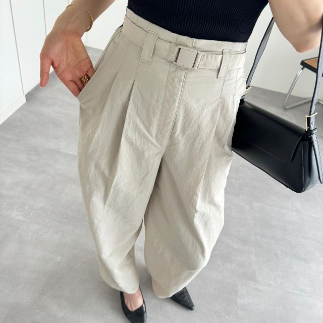 テックタックコクーンパンツのタック部分