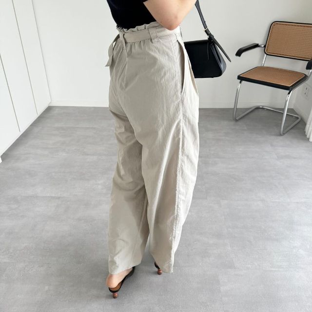 ベージュのテックタックコクーンパンツの後ろ姿