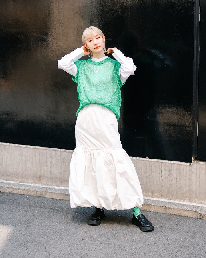 季節を先取る“シアー素材”コーデ5選。レイヤードでお洒落の幅を広げよう【TOKYO SNAP】