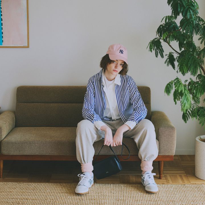 ピンクのソックスをレッグウォーマーっぽくスウェットに合わせ、シティボーイ風を気取って【マイスタンダードブック】