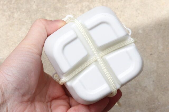 ダイソーの吊り下げポット（スクエア）は底面に紐が通っていてしっかり支えてくれる