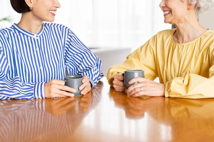 椅子に座って話している2人の女性