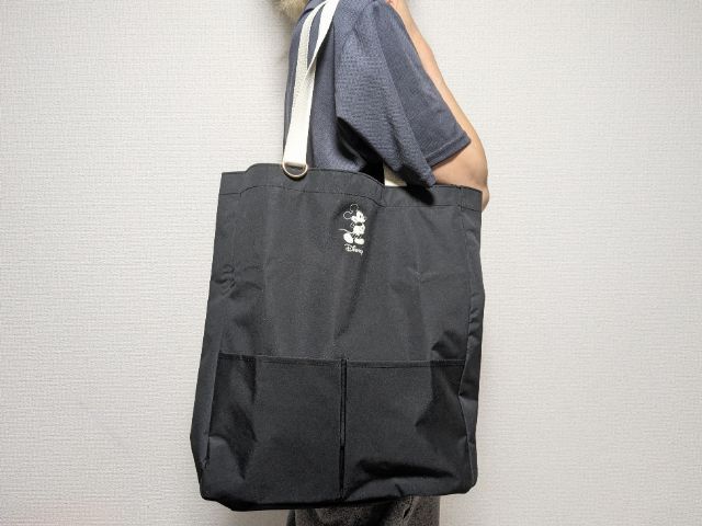 トートバッグを持ったところ