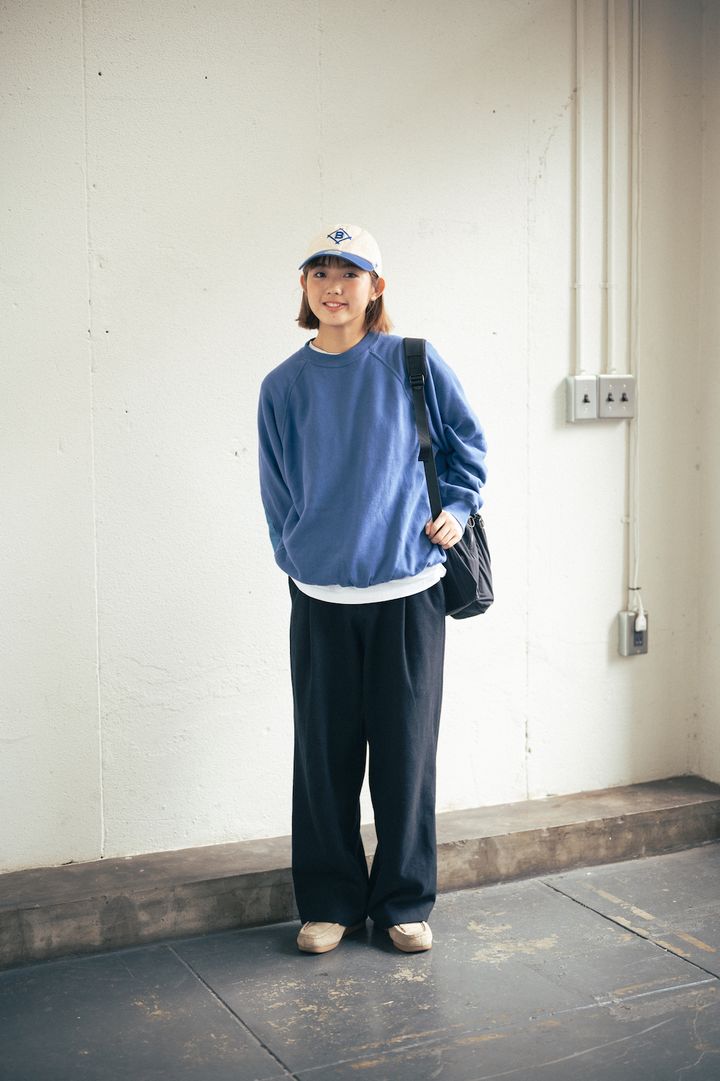 スウェットの下に白Tを入れるのが、こなれ感の秘訣です。【FUDGE FRIEND おしゃれさんの毎日コーディネート vol.365｜鈴木楽々】