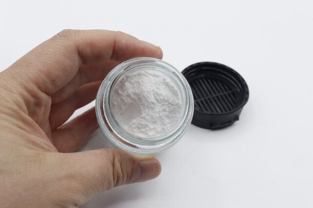 ダイソーのデザイン ガラス粉ふりボトルは詰め替えラクラク