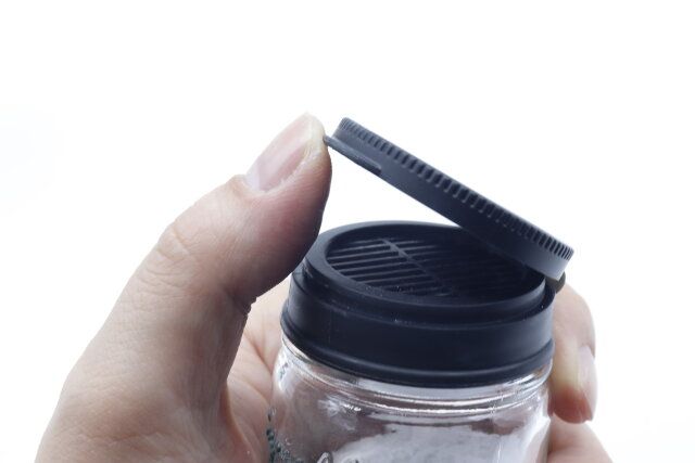ダイソーのデザイン ガラス粉ふりボトルはフタが開けやすい