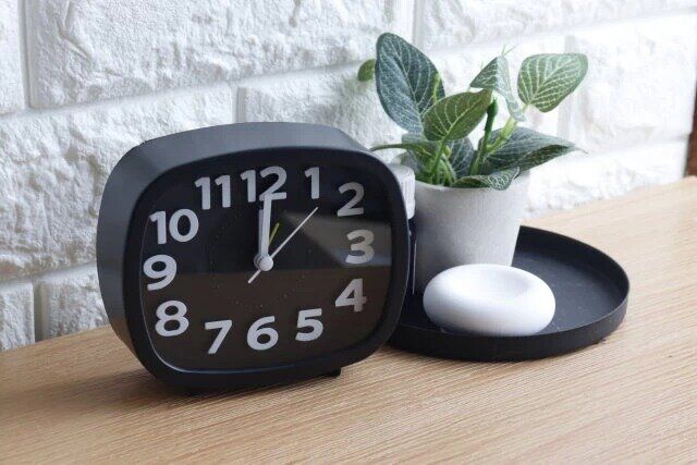 ダイソーのおすすめミニ家電のライト付目覚まし時計（スクエア、モノトーン）