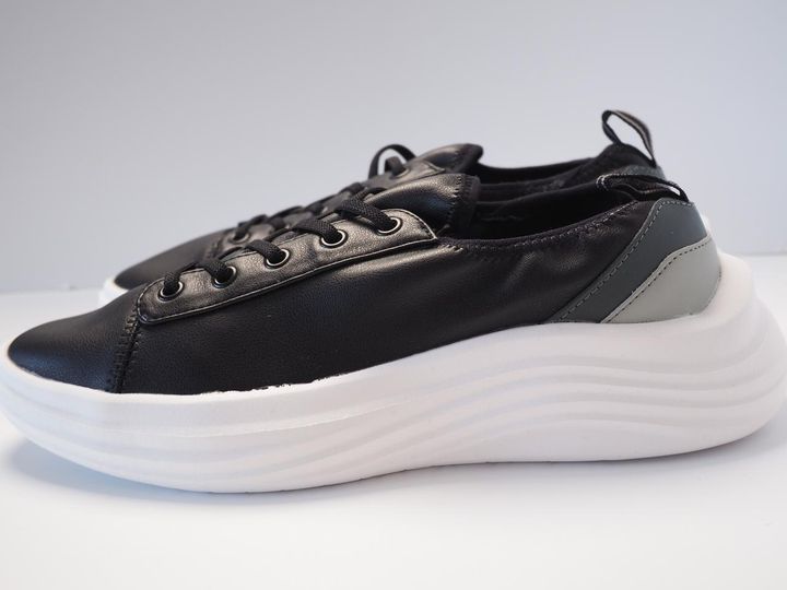 画像: ボリュームソールでトレンド感をプラス！合皮のアッパーは高見えでスタイリッシュ。