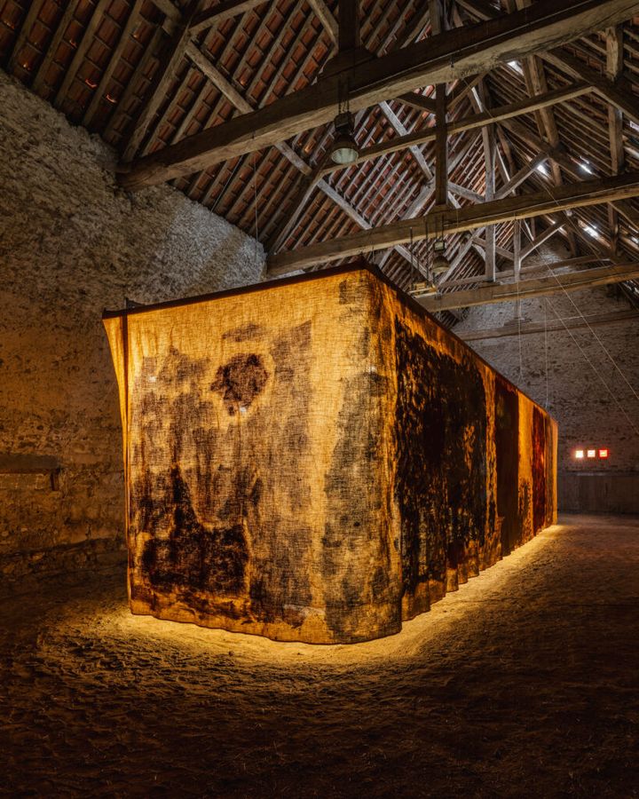 Théâtre (Subterranean Homesick Blues), Edgar Sarin 2023 Burlap, pigment, mixed technique, 420 x 1500 x 300 cm. Photo: Gregory Copitet ©︎ Edgar Sarin