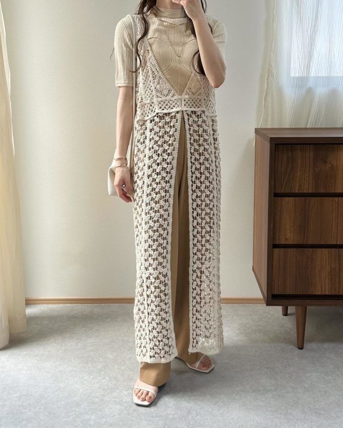 サマーニット×しまむらのベージュの「クロシェニットロングジレ」