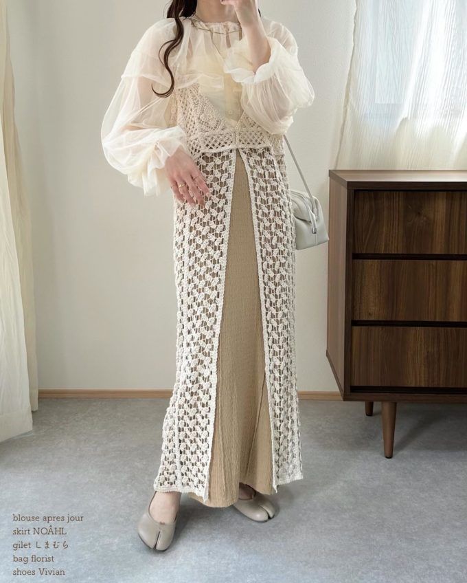 マルチウェイチュールブラウス×しまむらのベージュの「クロシェニットロングジレ」