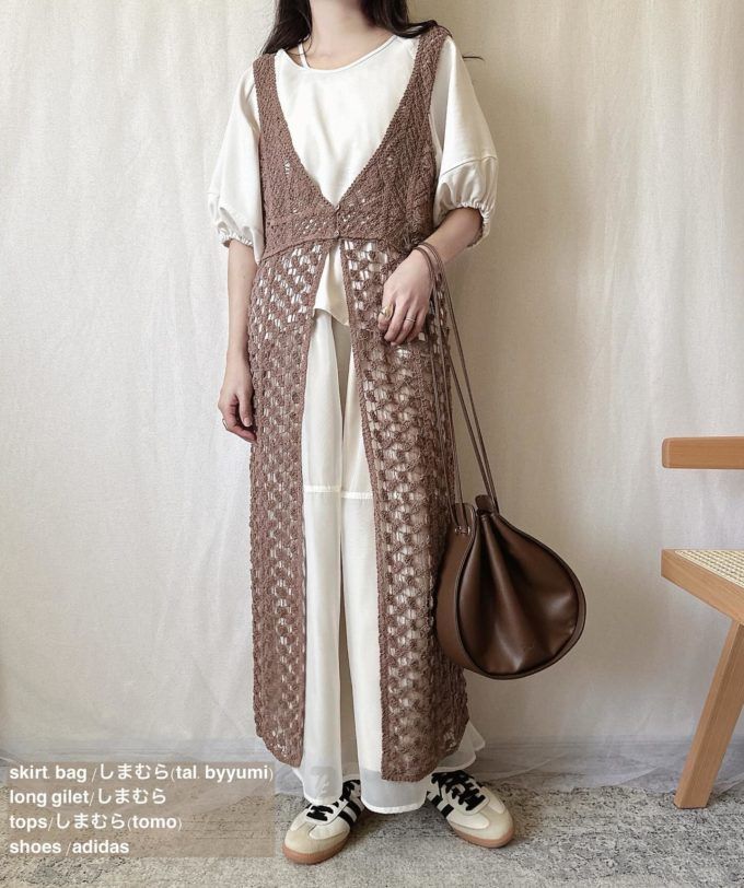 しまむらのブラウンの「クロシェニットロングジレ」