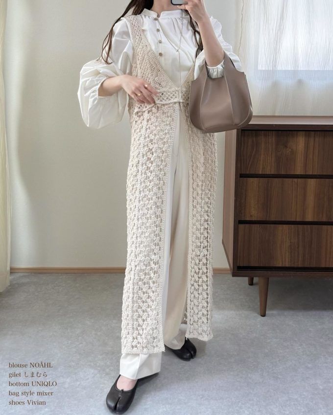 サイドボタンボリュームブラウス×しまむらのベージュの「クロシェニットロングジレ」