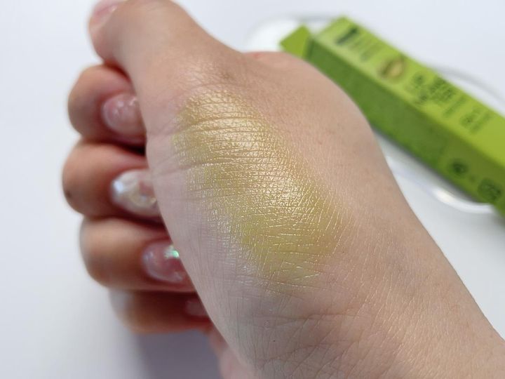 画像: 鮮やかな苔色にドキドキ……！